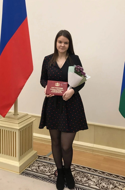 Елизавета Фёдорова с удостоверением стипендиата и букетом цветов