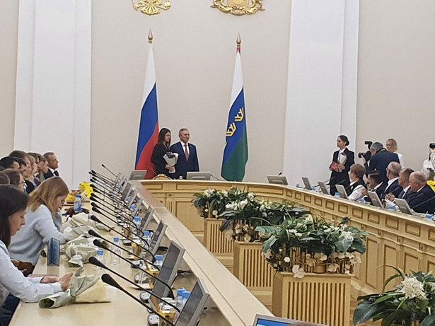 губернатор Александр Моор вручает Елизавете Фёдоровой удостоверение стипендиата