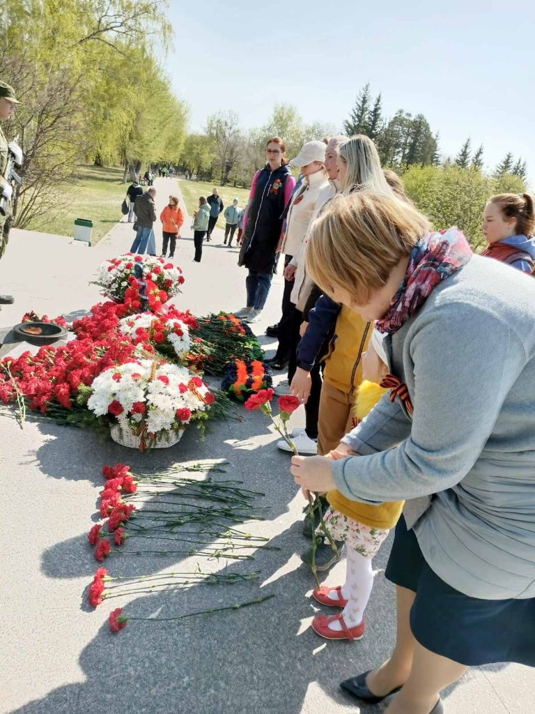 |Возложение цветов в память погибшим воинам